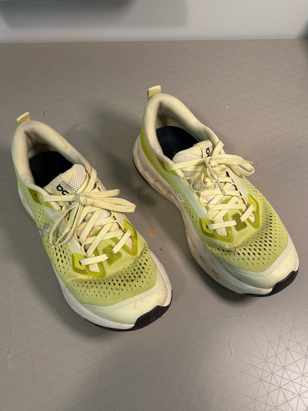On Cloudsurfer Trail 2 in Ivory | Lime size 8 - Picture 2 of 8